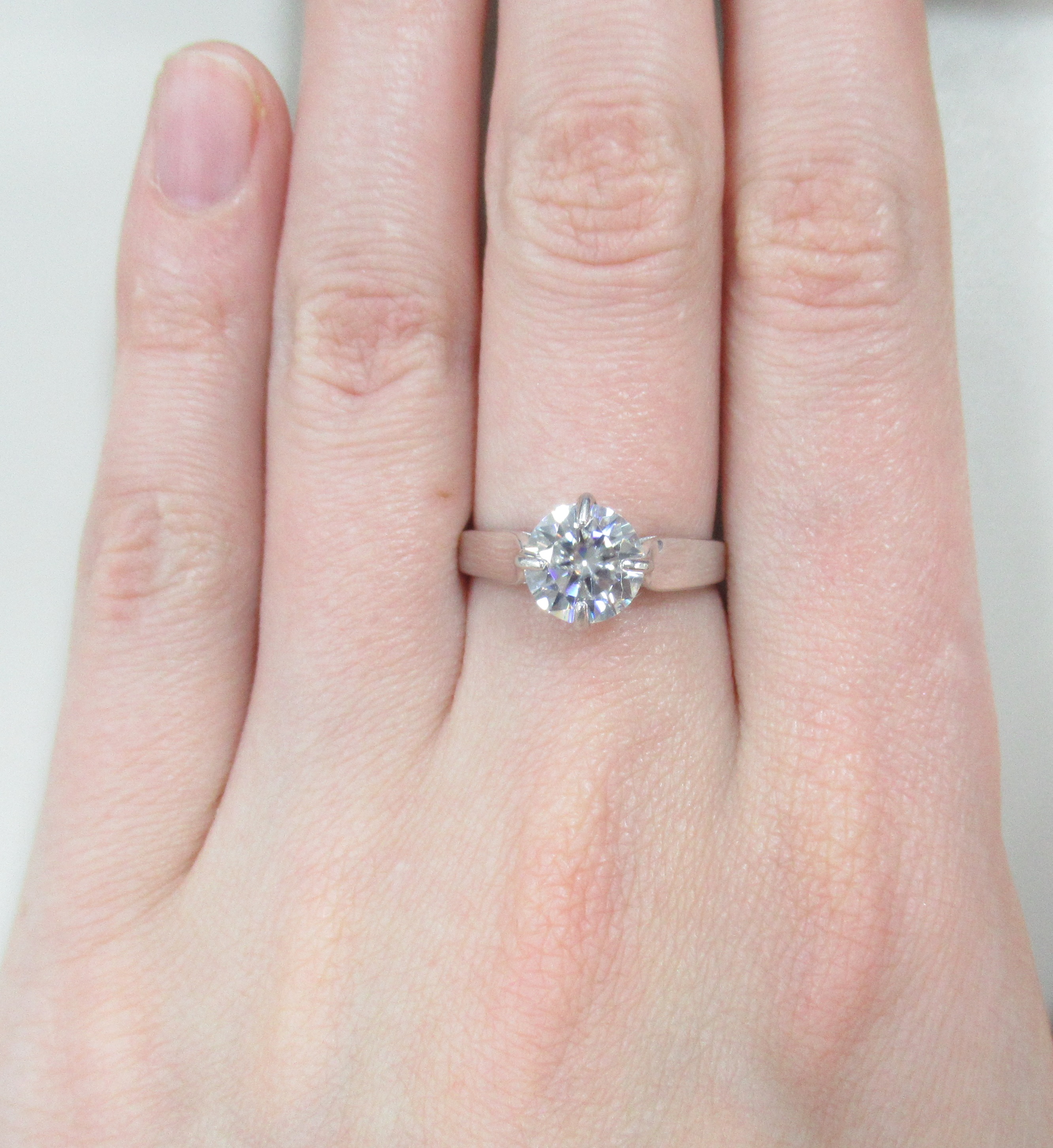 Серебряное кольцо с муассанитом